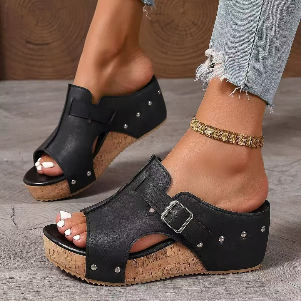 Fiorelle Damen RetroBay Peep-Toe Keilsandaletten mit Schnalle – Plateau-Strandschuhe mit Nietendetails (US 5–10,5)