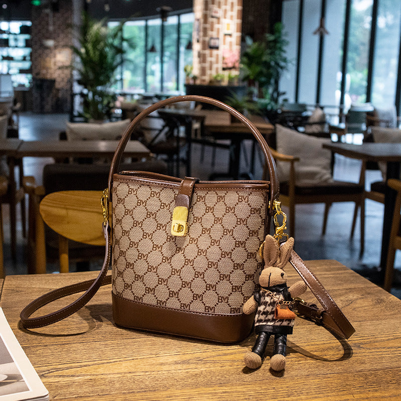 Sac seau pour femme Rabbit Muse de Fiorelle - Motif Heritage et cuir travaillé, modèle convertible avec charme signature et capacité optimisée
