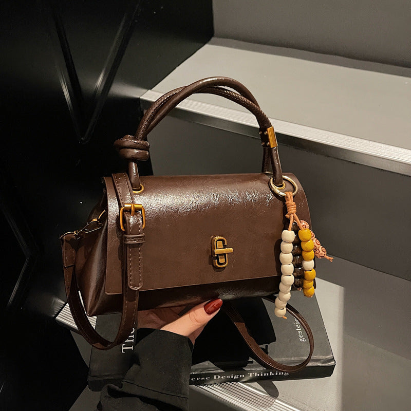 Fiorelle Damen Lumière Mini-Überschlagtasche – Glänzendes, gewachstes PU-Leder, Schulter- und Umhängetasche mit metallischer Verschlusskette
