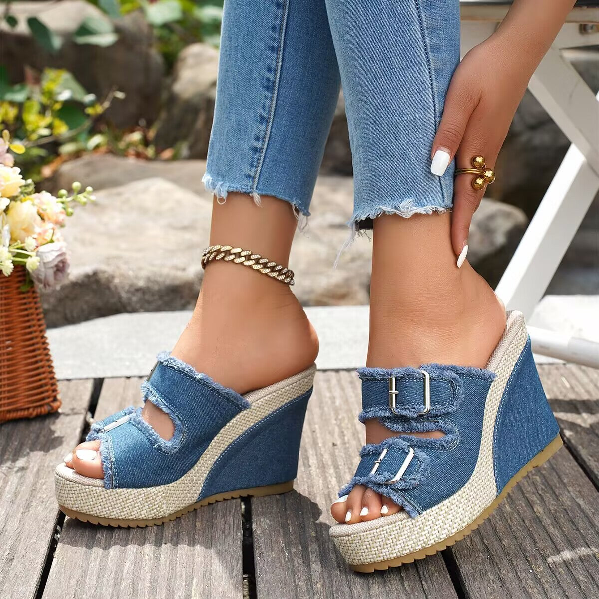 Fiorelle Damen Denira Denim Peep-Toe Keilsandaletten – Schicke Sommersandalen mit Schnallenriemen und Plateau (US 5–10,5)