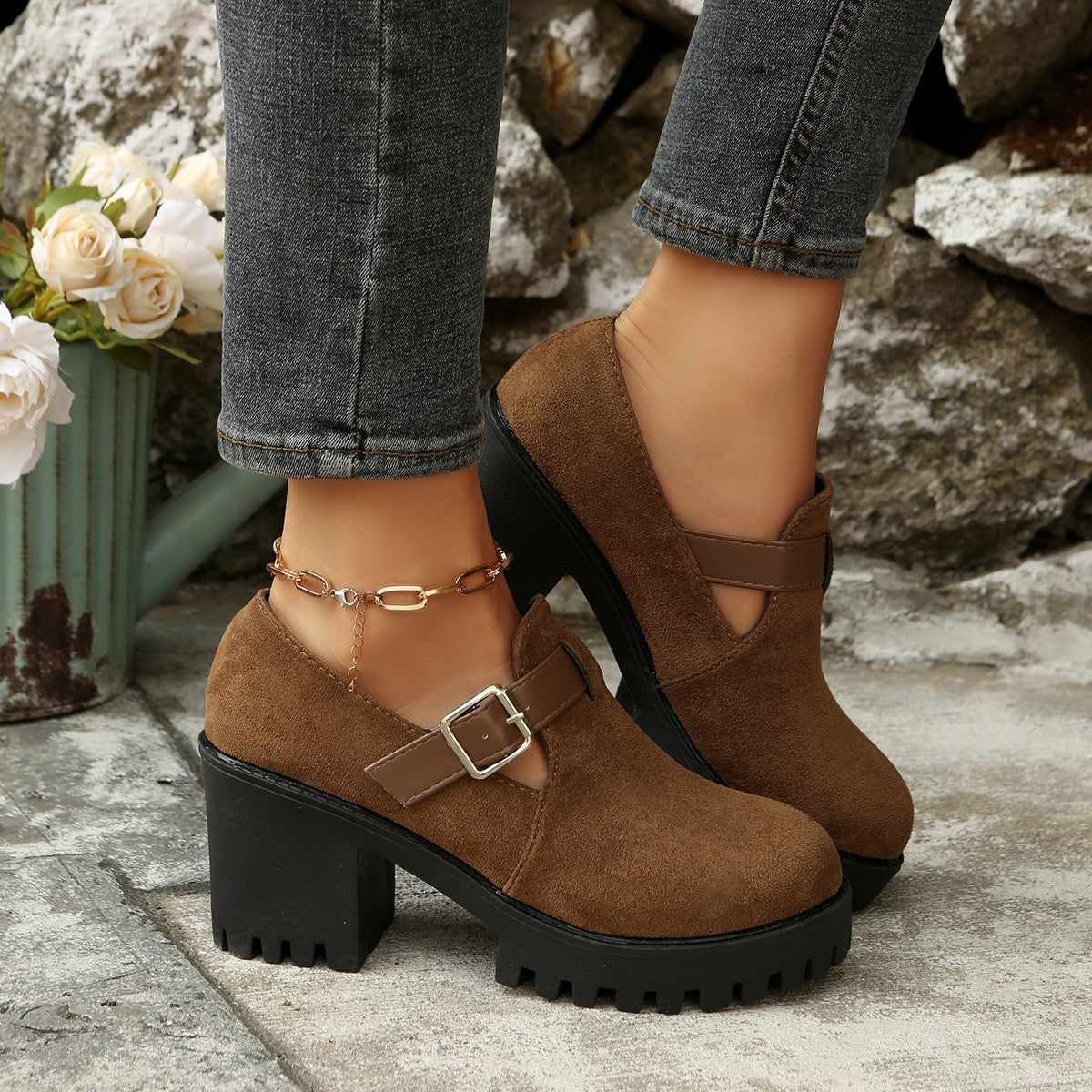 Fiorelle Damen Elevare Plateau-Pumps mit Schnalle und runder Zehenpartie – Modische Schuhe mit Blockabsatz (US 5–10)