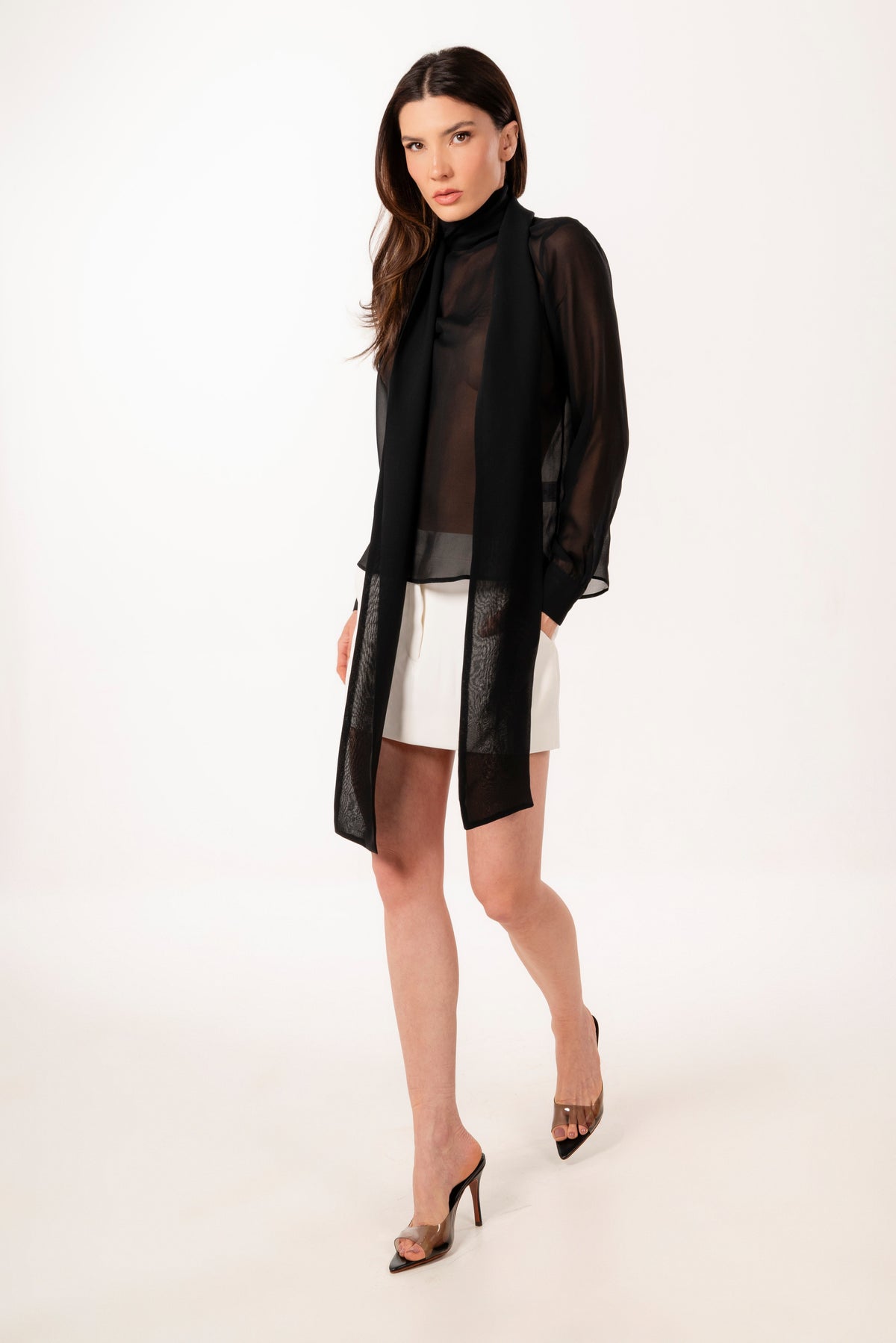 ÉXI-SIENNA SEIDENBLUSE SCHWARZ