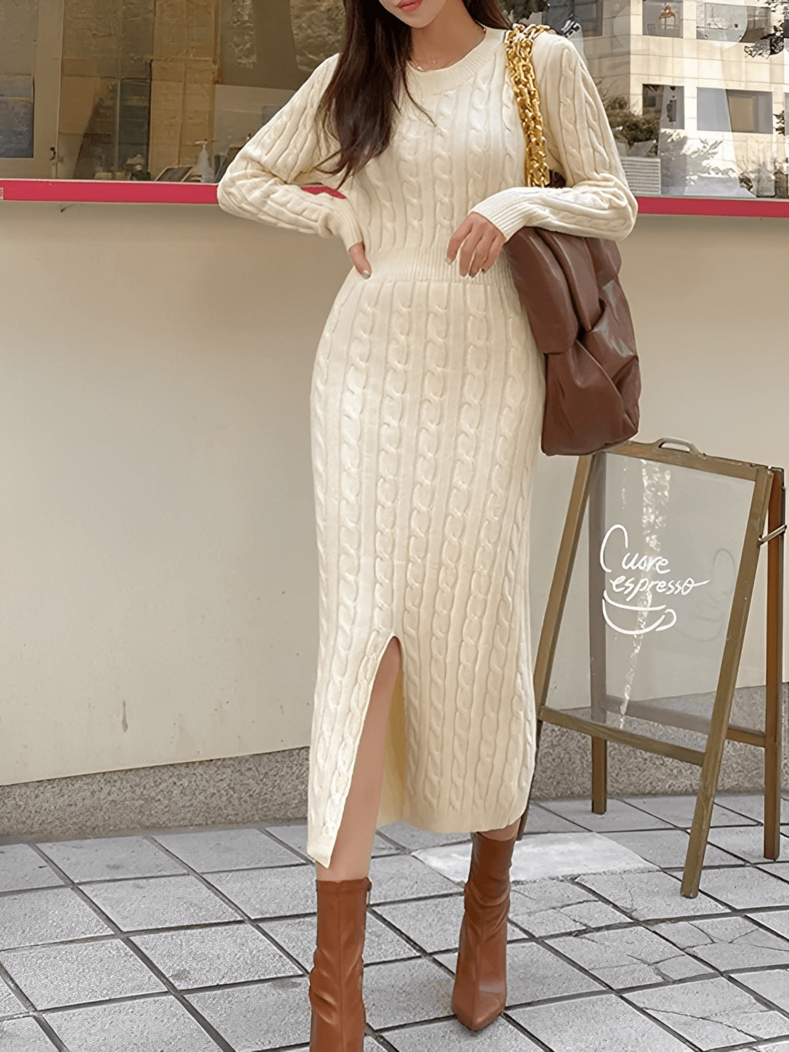 Strukturiertes Midi-Strickkleid mit 2-in-1-Ausschnitt und langen Ärmeln – Genebra