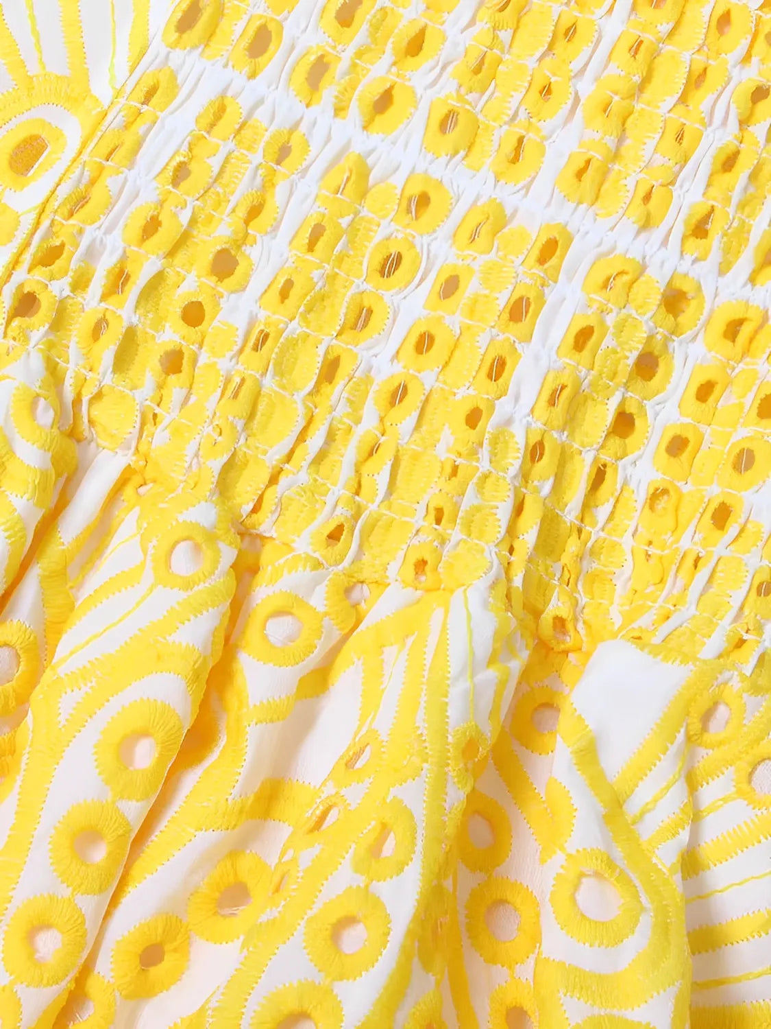 Midi-Kleid mit Lochstickerei, zarten Rüschen und elastischem Rücken – Marina