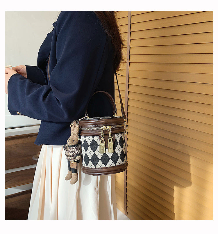 Sac seau Fiorelle pour femme, modèle artisanal matelassé en bandoulière avec charme lapin vintage