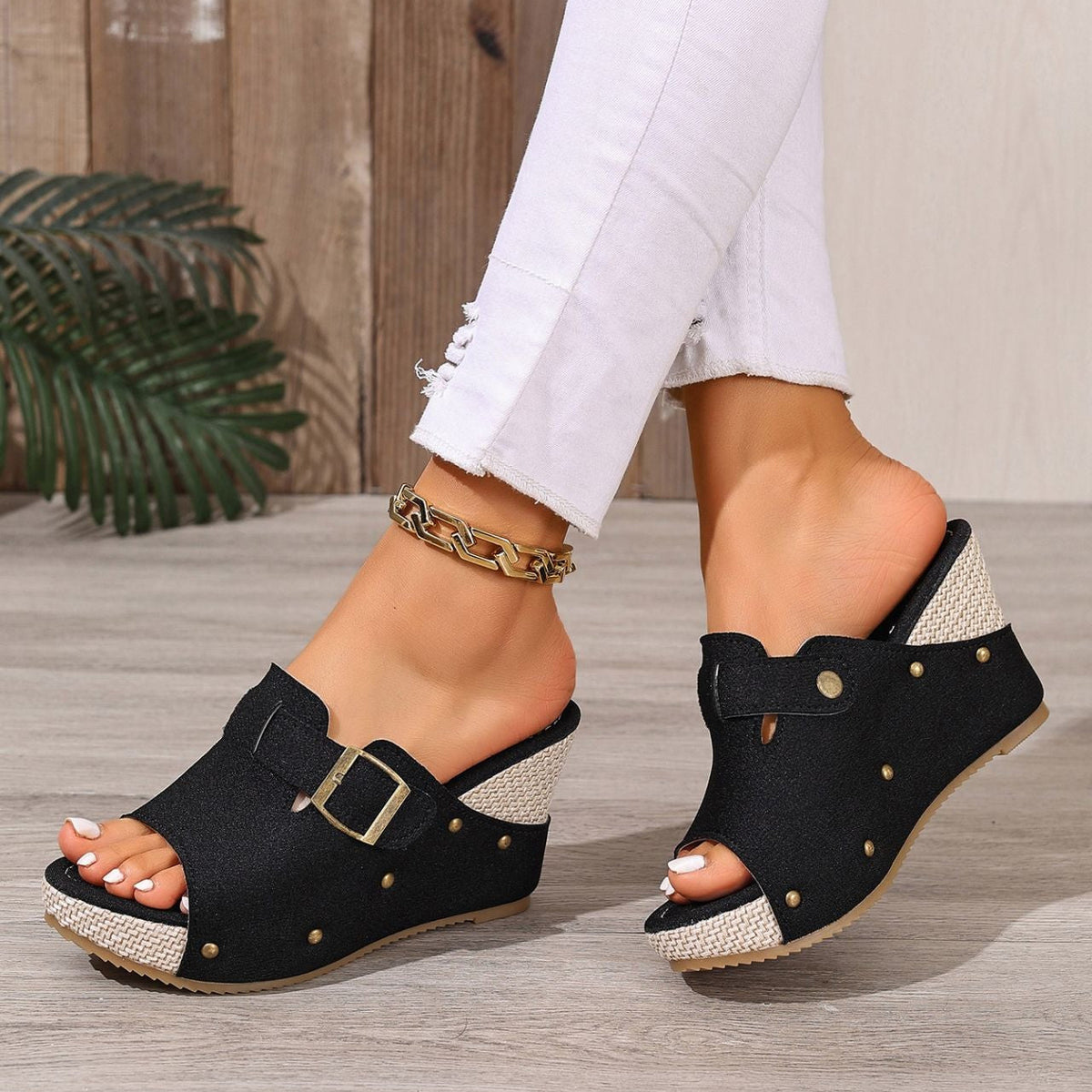 Sandales compensées à plateforme Fiorelle pour femmes avec bride auto-agrippante et rivets – Claquettes épaisses à clous avec bride réglable (US 4–10,5)