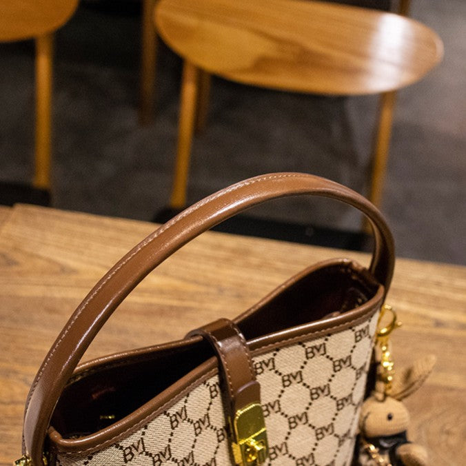 Sac seau pour femme Rabbit Muse de Fiorelle - Motif Heritage et cuir travaillé, modèle convertible avec charme signature et capacité optimisée