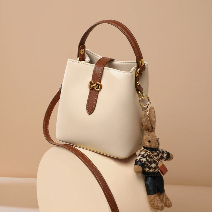 Fiorelle Damen-Beuteltasche mit Bunny-Anhänger – Wandelbare Tasche aus Rindsleder mit skulpturalem Verschluss & charakteristischer Verspieltheit