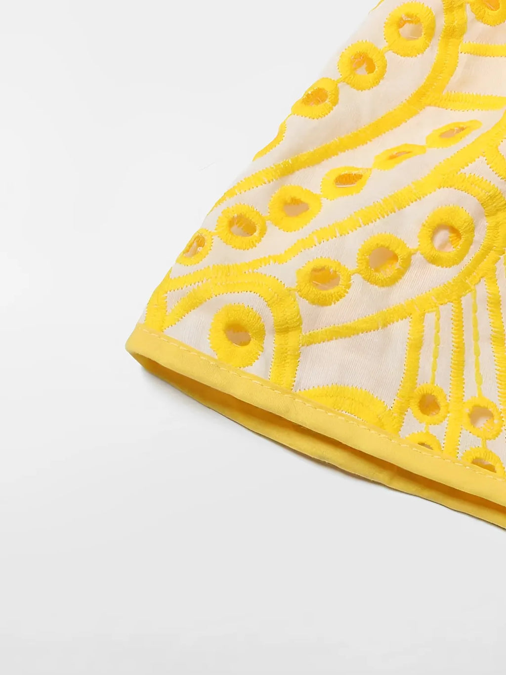 Midi-Kleid mit Lochstickerei, zarten Rüschen und elastischem Rücken – Marina