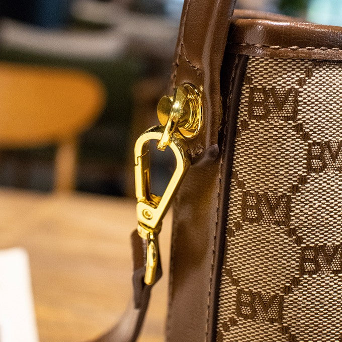 Sac seau pour femme Rabbit Muse de Fiorelle - Motif Heritage et cuir travaillé, modèle convertible avec charme signature et capacité optimisée