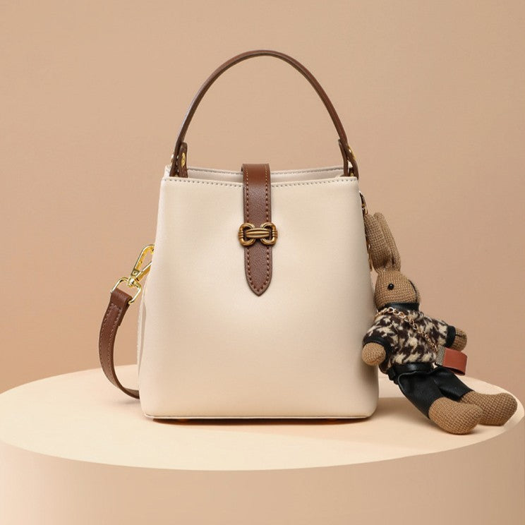 Fiorelle Damen-Beuteltasche mit Bunny-Anhänger – Wandelbare Tasche aus Rindsleder mit skulpturalem Verschluss & charakteristischer Verspieltheit