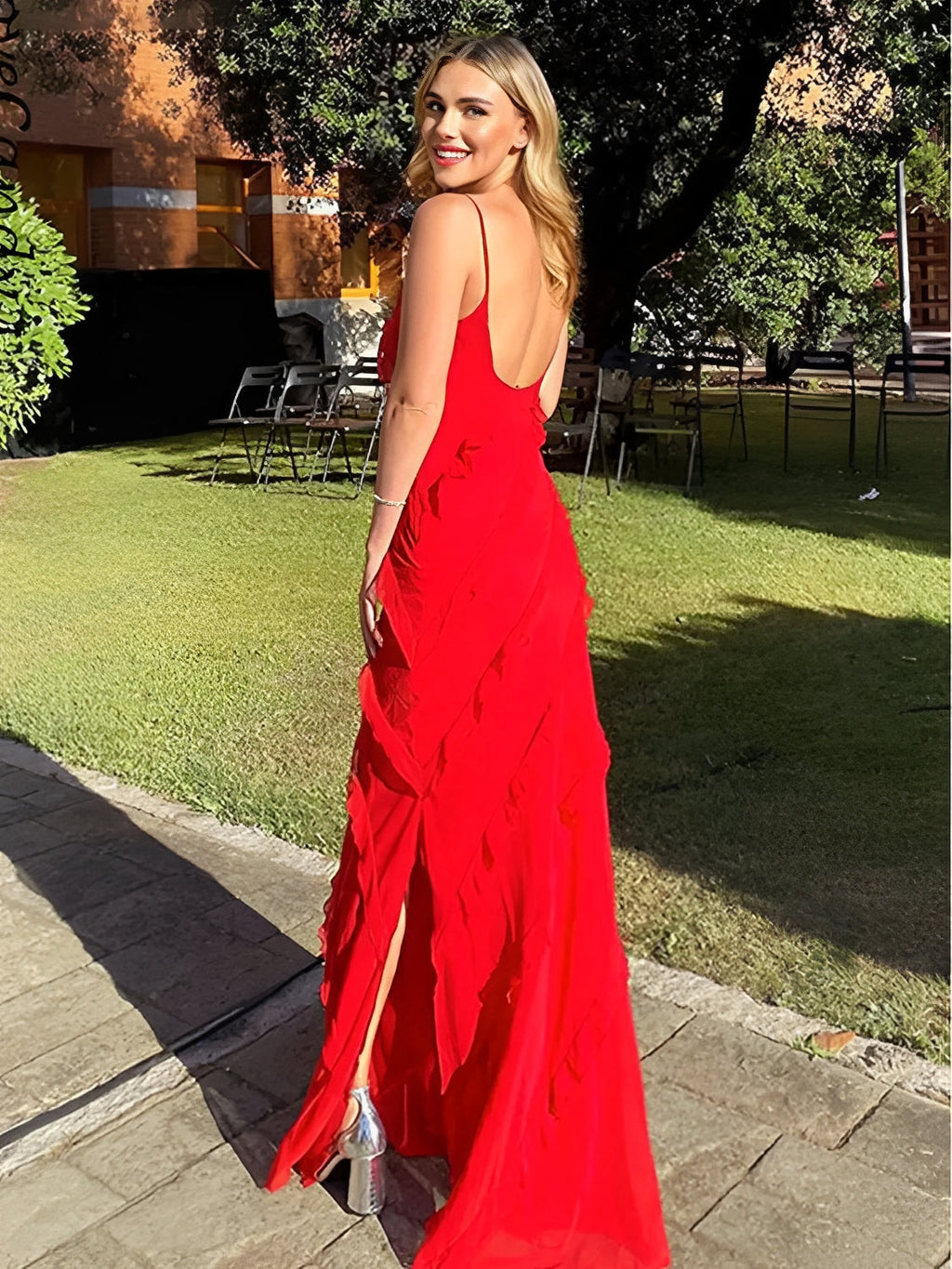 Robe longue de soirée en mousseline à bretelles, volants et dos nu – Cassandra