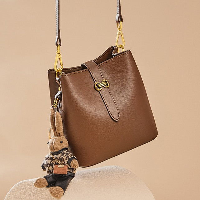 Fiorelle Damen-Beuteltasche mit Bunny-Anhänger – Wandelbare Tasche aus Rindsleder mit skulpturalem Verschluss & charakteristischer Verspieltheit