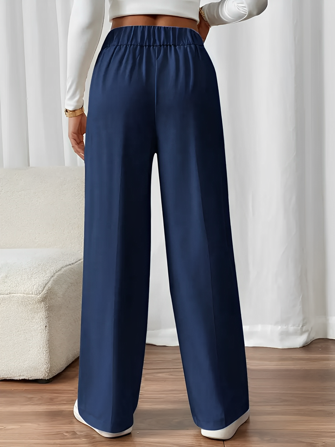 Gerade geschnittene Stoffhose mit elastischem Bund, Knöpfen und Taschen – Lizete