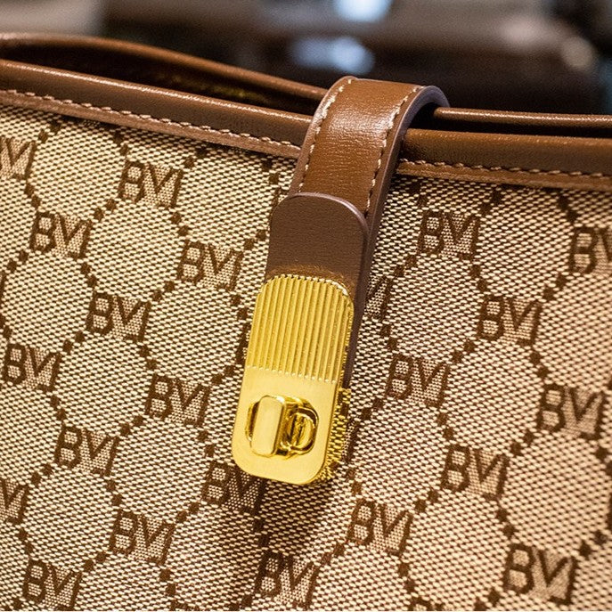 Sac seau pour femme Rabbit Muse de Fiorelle - Motif Heritage et cuir travaillé, modèle convertible avec charme signature et capacité optimisée