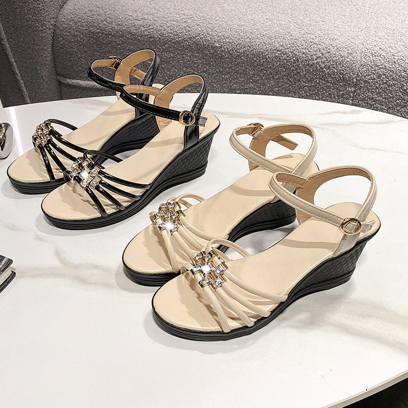 Fiorelle Damen Mariselle Peep-Toe Keilsandaletten – Elegante Sandalen mit Strass, Metallic-Plateau und Blockabsatz (US 4–9)