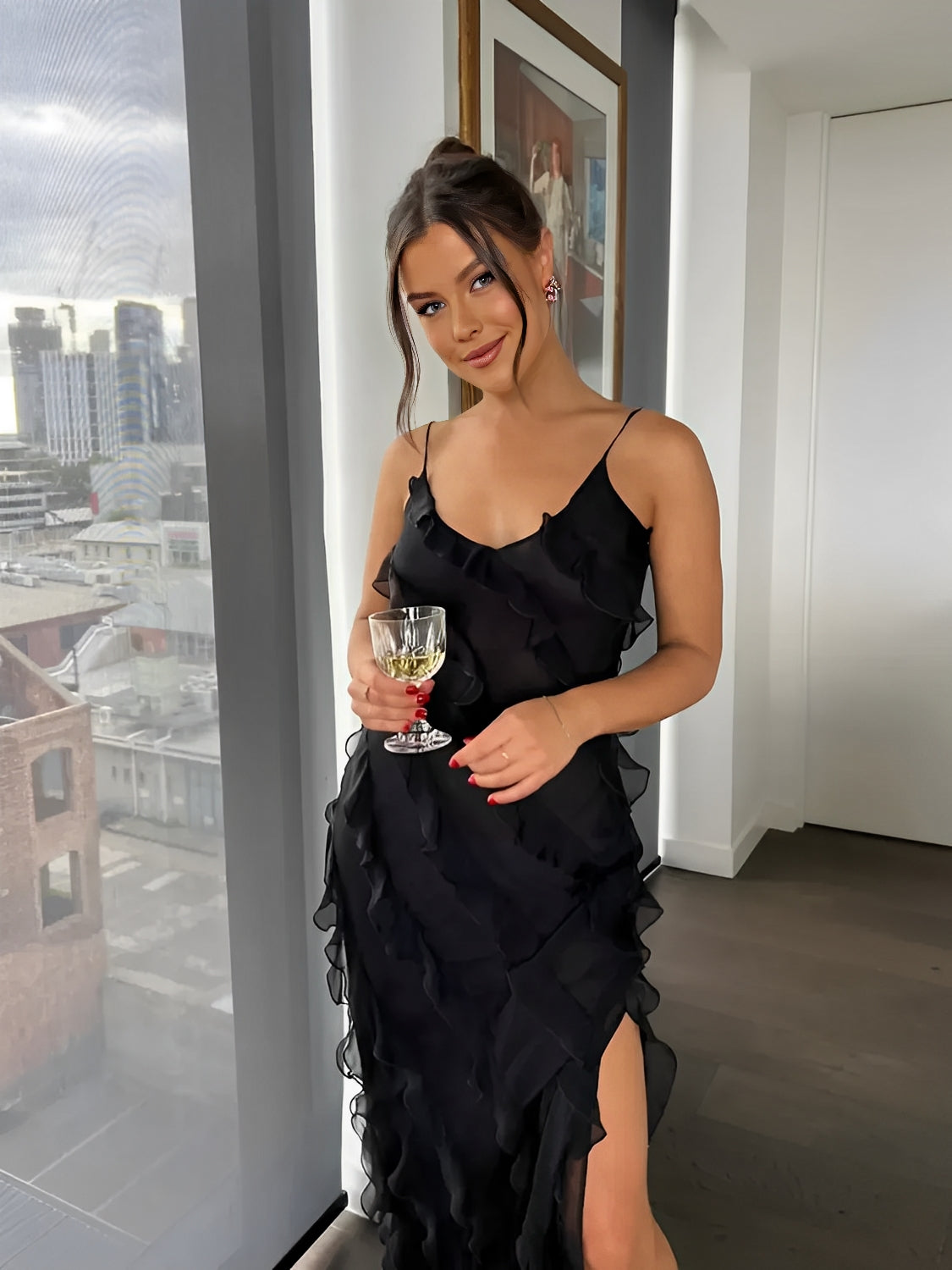 Robe longue de soirée en mousseline à bretelles, volants et dos nu – Cassandra