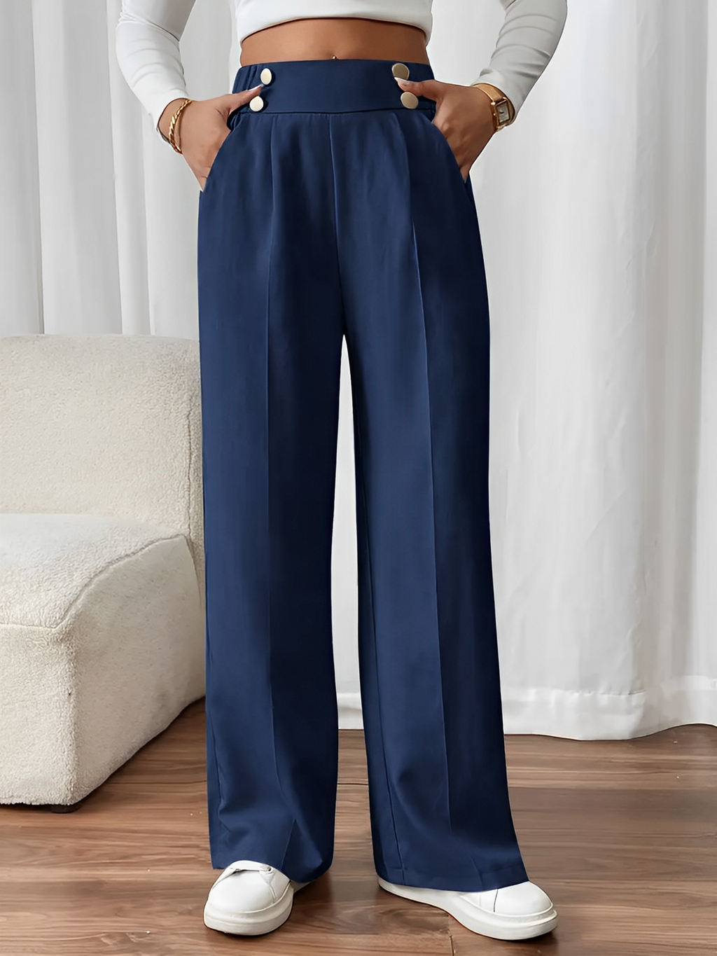Gerade geschnittene Stoffhose mit elastischem Bund, Knöpfen und Taschen – Lizete