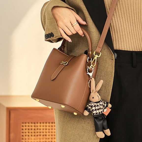 Fiorelle Damen-Beuteltasche mit Bunny-Anhänger – Wandelbare Tasche aus Rindsleder mit skulpturalem Verschluss & charakteristischer Verspieltheit