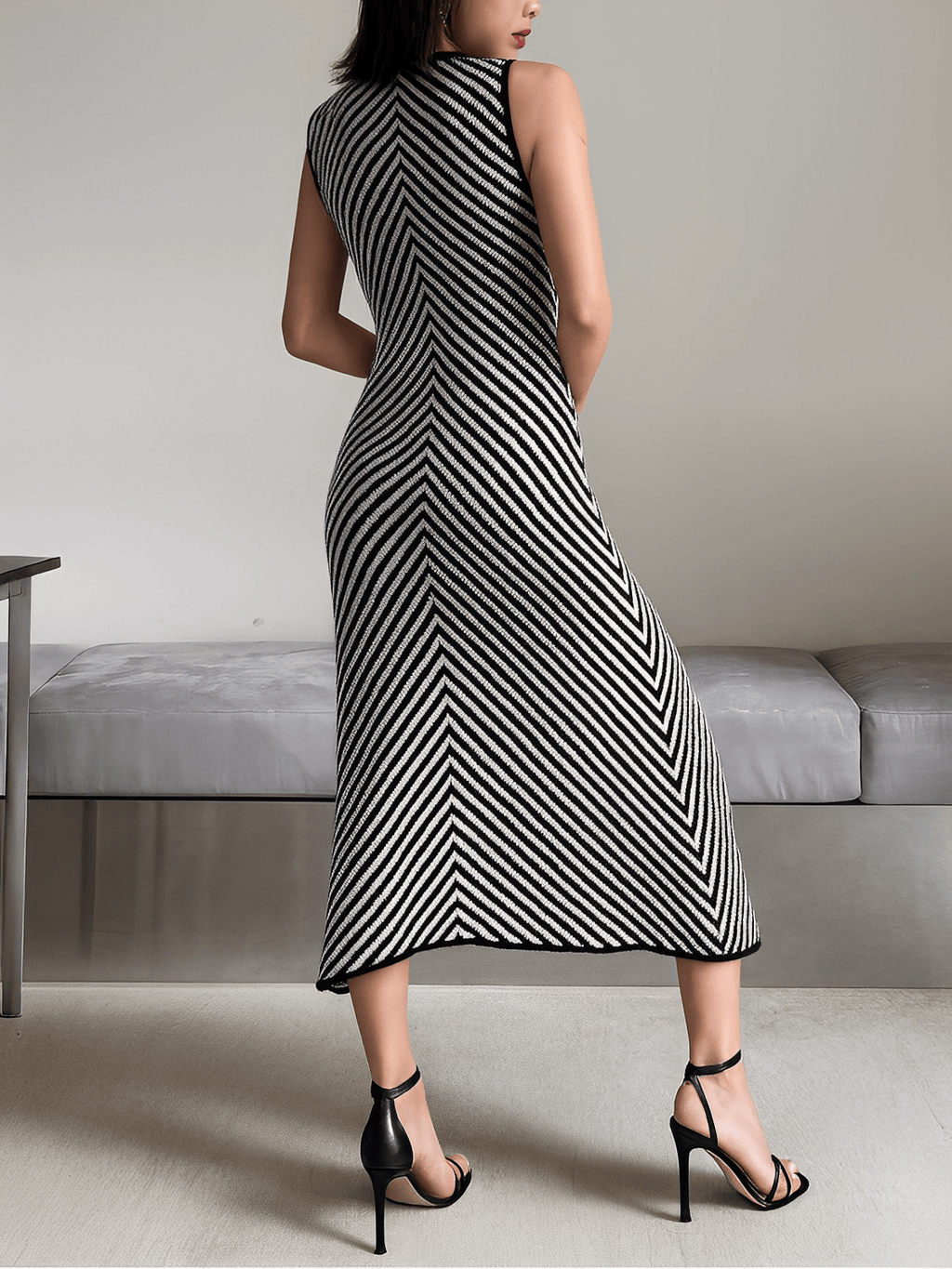 Leichtes Strick-Midikleid mit schwarz-weißem Zickzackmuster – Doralice