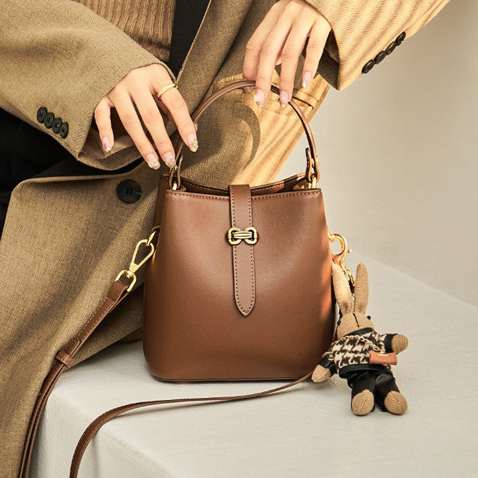 Fiorelle Damen-Beuteltasche mit Bunny-Anhänger – Wandelbare Tasche aus Rindsleder mit skulpturalem Verschluss & charakteristischer Verspieltheit