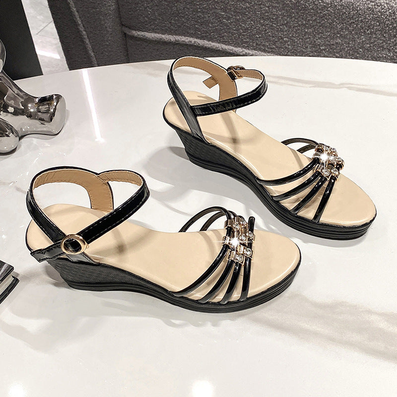 Fiorelle Damen Mariselle Peep-Toe Keilsandaletten – Elegante Sandalen mit Strass, Metallic-Plateau und Blockabsatz (US 4–9)