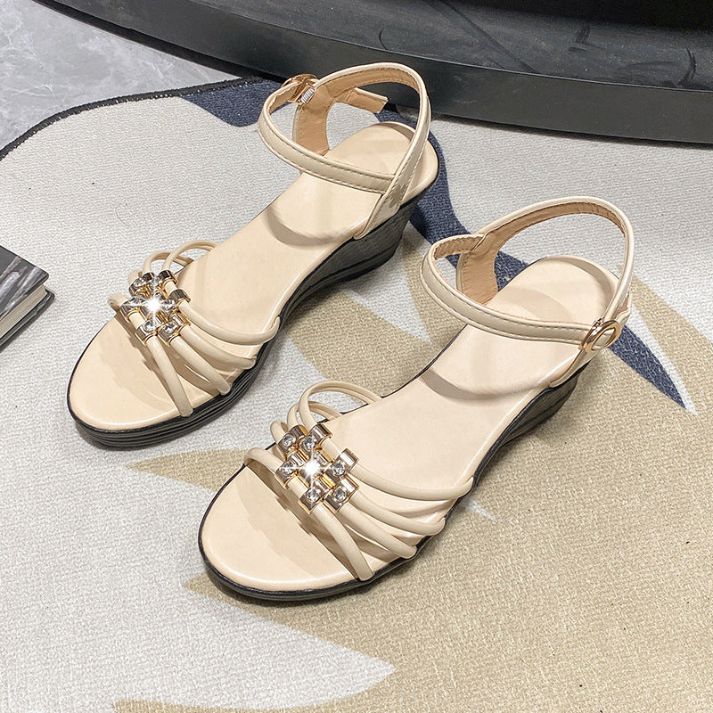 Fiorelle Damen Mariselle Peep-Toe Keilsandaletten – Elegante Sandalen mit Strass, Metallic-Plateau und Blockabsatz (US 4–9)