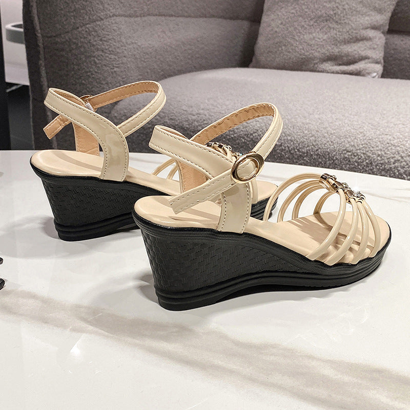 Fiorelle Damen Mariselle Peep-Toe Keilsandaletten – Elegante Sandalen mit Strass, Metallic-Plateau und Blockabsatz (US 4–9)