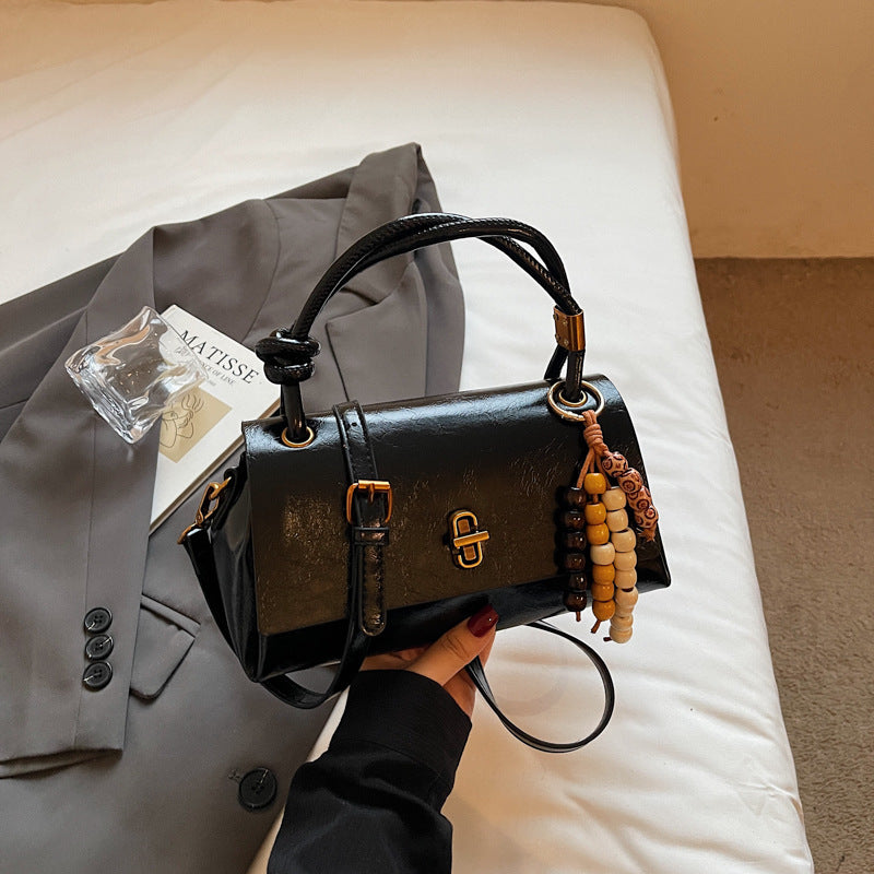 Fiorelle Damen Lumière Mini-Überschlagtasche – Glänzendes, gewachstes PU-Leder, Schulter- und Umhängetasche mit metallischer Verschlusskette
