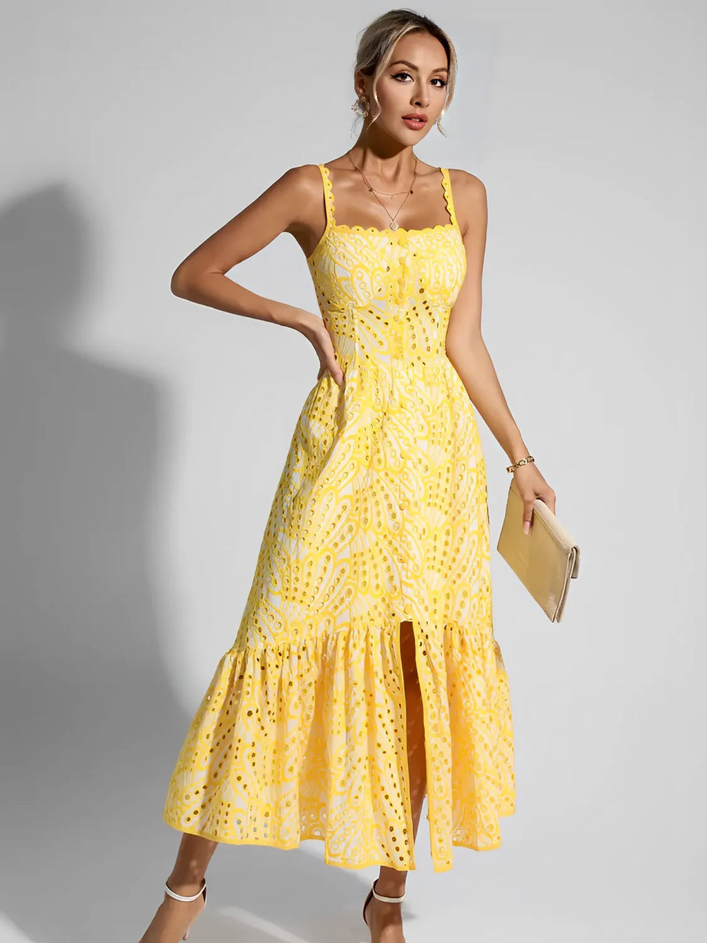 Midi-Kleid mit Lochstickerei, zarten Rüschen und elastischem Rücken – Marina