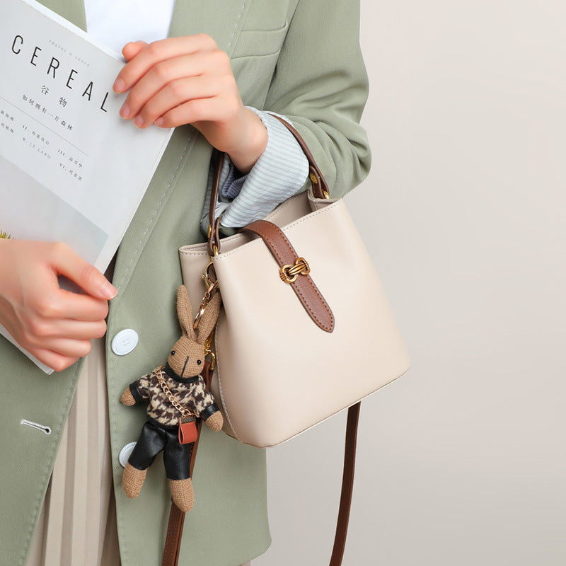Fiorelle Damen-Beuteltasche mit Bunny-Anhänger – Wandelbare Tasche aus Rindsleder mit skulpturalem Verschluss & charakteristischer Verspieltheit