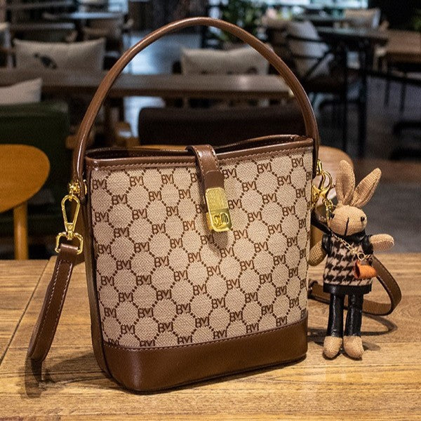 Sac seau pour femme Rabbit Muse de Fiorelle - Motif Heritage et cuir travaillé, modèle convertible avec charme signature et capacité optimisée