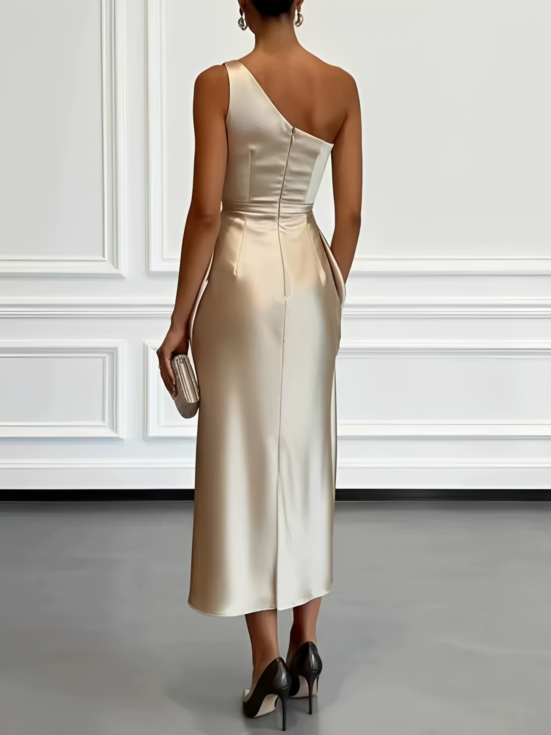 Figurbetontes Satin-Midikleid mit asymmetrischem Ausschnitt und eleganter Drapierung - Penelope