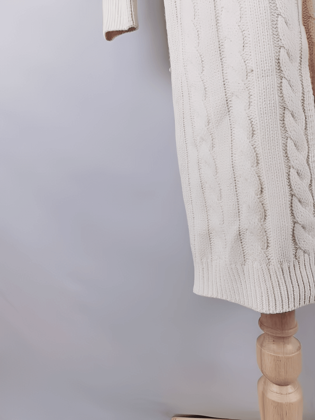 Strukturiertes Midi-Strickkleid mit 2-in-1-Ausschnitt und langen Ärmeln – Genebra