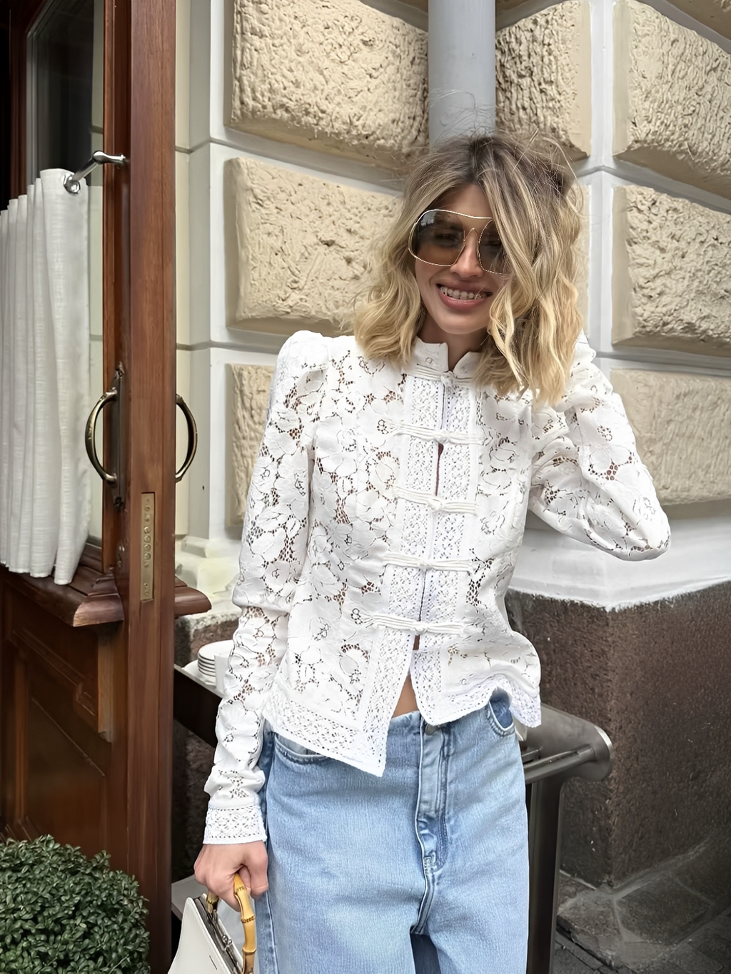 Durchbrochene Spitzenbluse mit orientalischem Verschluss und strukturiertem Kragen - Mila