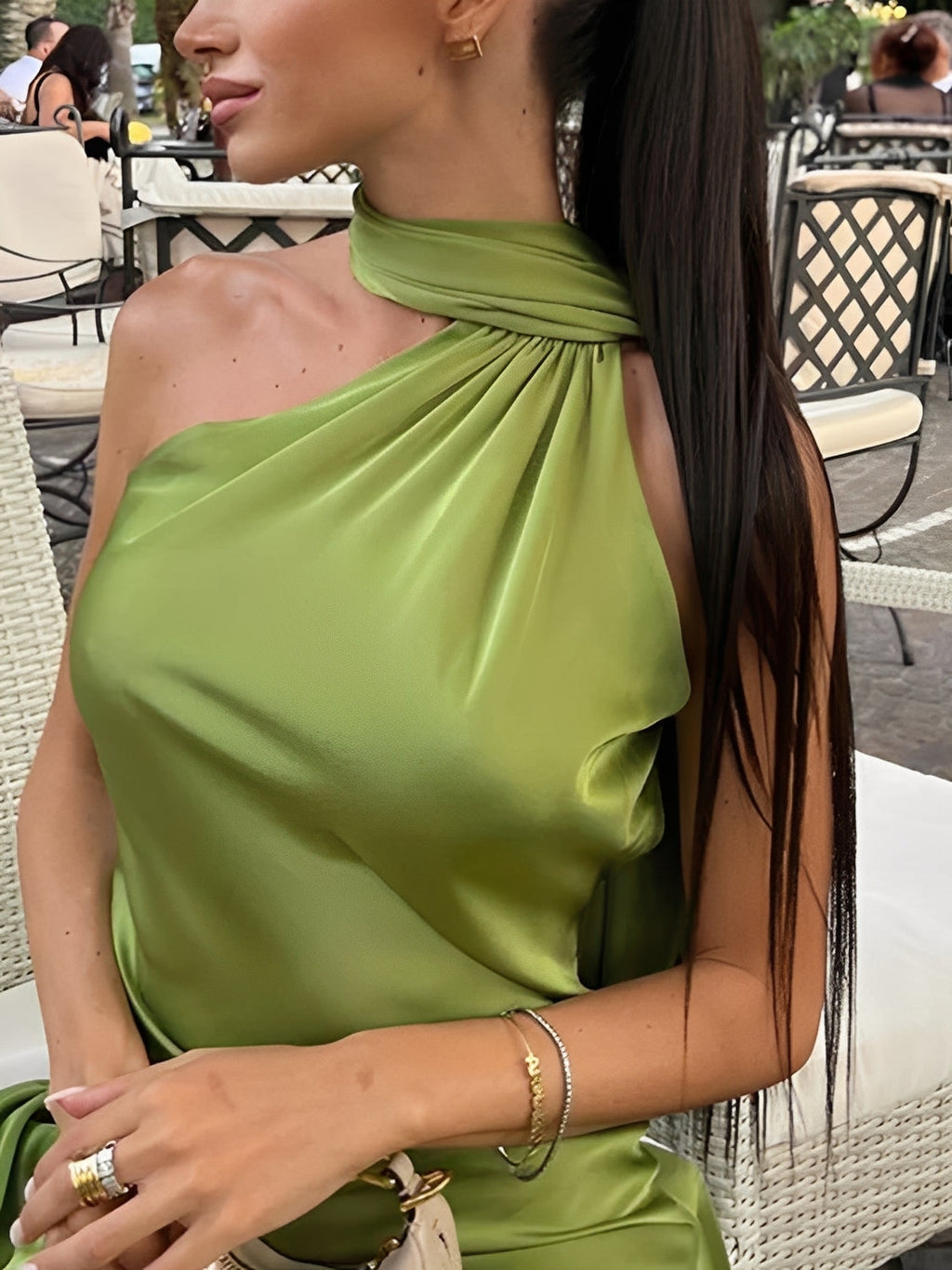 Maxikleid aus Satin mit Neckholder-Ausschnitt, seitlichem Cape und offenem Rücken – Serena