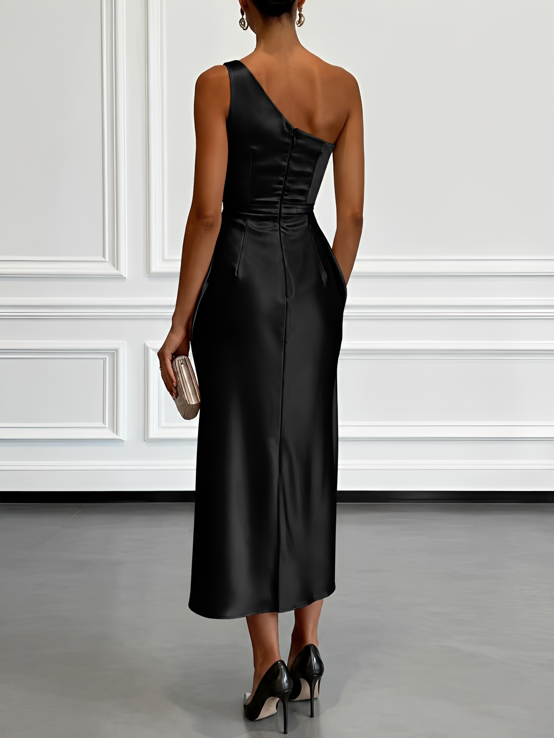 Figurbetontes Satin-Midikleid mit asymmetrischem Ausschnitt und eleganter Drapierung - Penelope