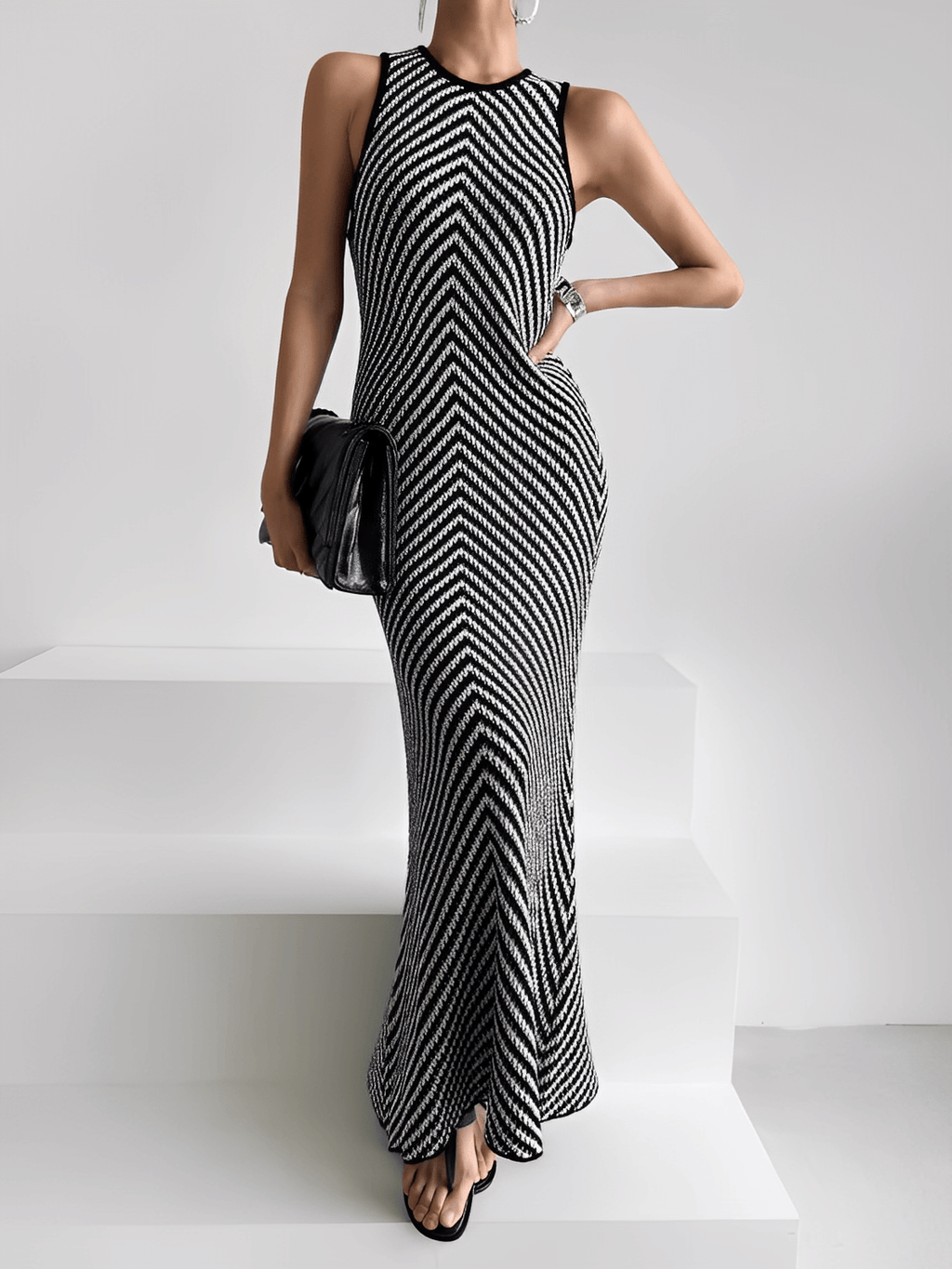 Leichtes Strick-Midikleid mit schwarz-weißem Zickzackmuster – Doralice