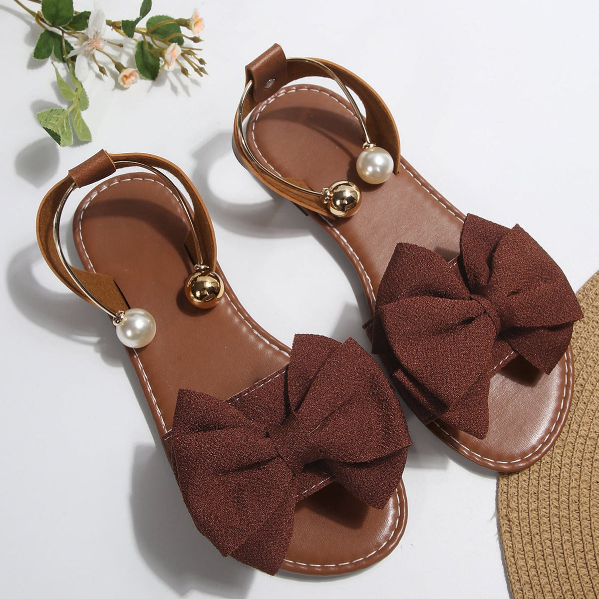 Sandales plates Fiorelle Serelle pour femmes avec nœud perlé – Sandales décontractées minimalistes à bride cheville (US 5–10,5)