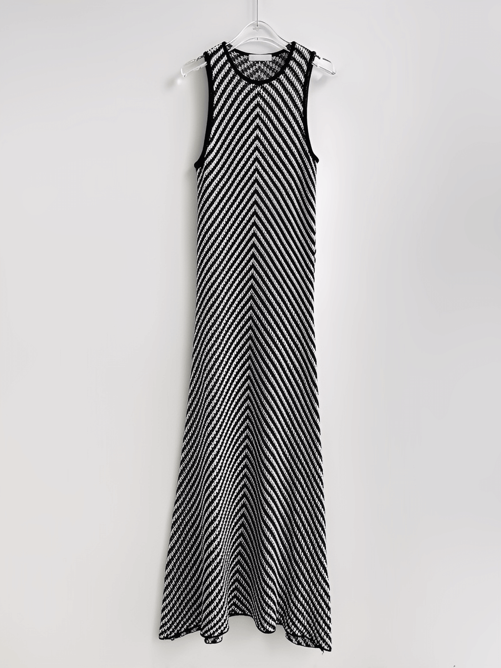 Leichtes Strick-Midikleid mit schwarz-weißem Zickzackmuster – Doralice