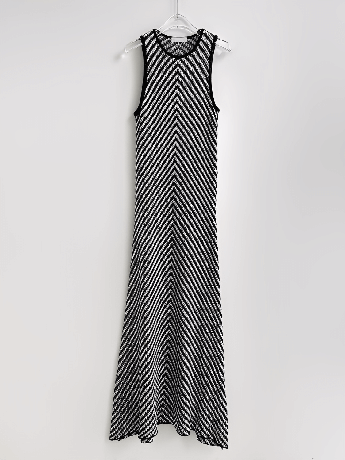 Leichtes Strick-Midikleid mit schwarz-weißem Zickzackmuster – Doralice