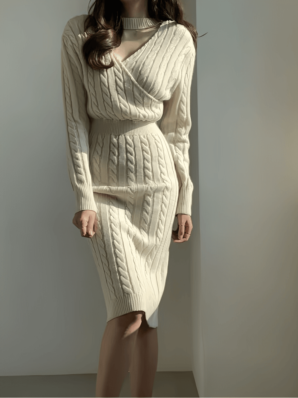 Strukturiertes Midi-Strickkleid mit 2-in-1-Ausschnitt und langen Ärmeln – Genebra