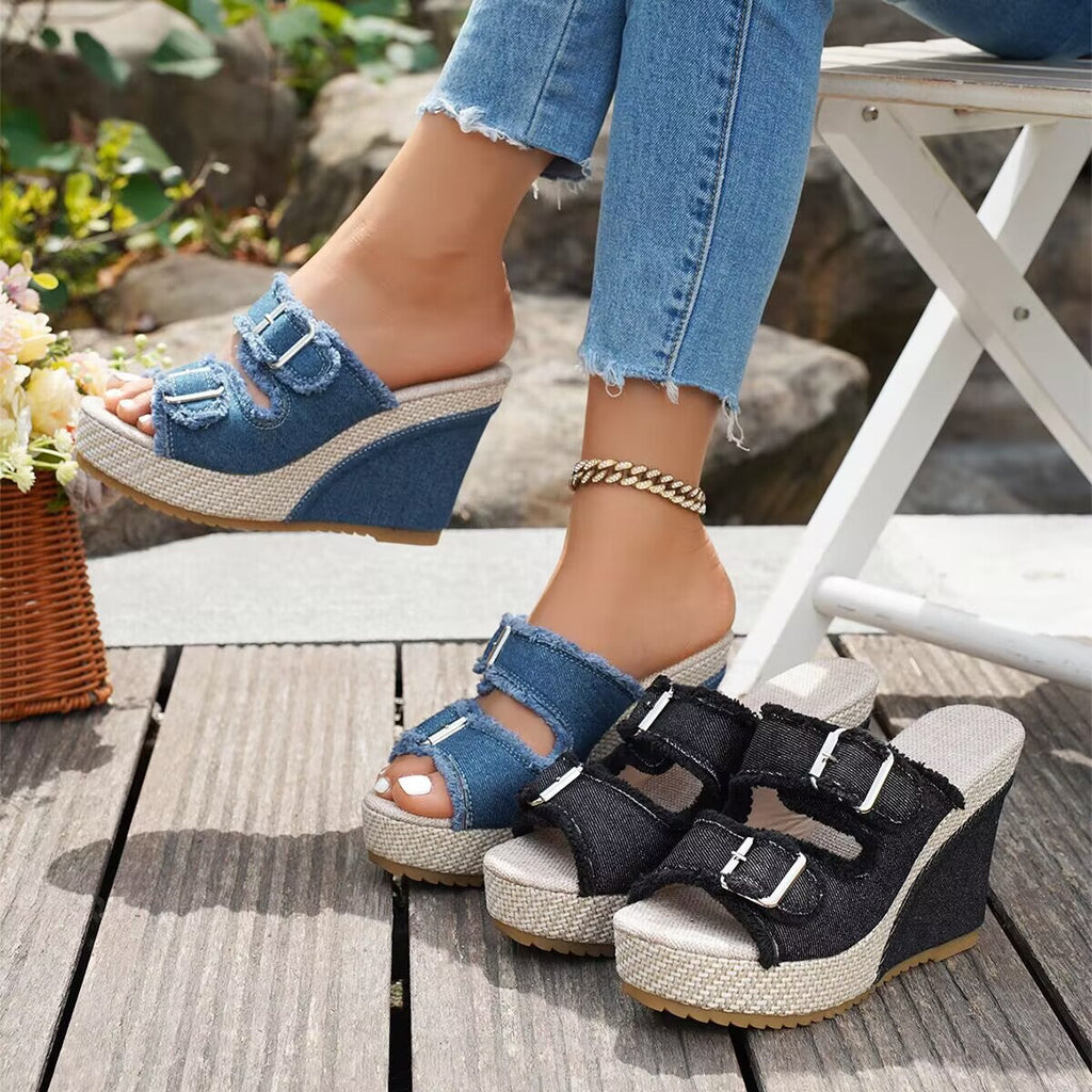 Fiorelle Damen Denira Denim Peep-Toe Keilsandaletten – Schicke Sommersandalen mit Schnallenriemen und Plateau (US 5–10,5)
