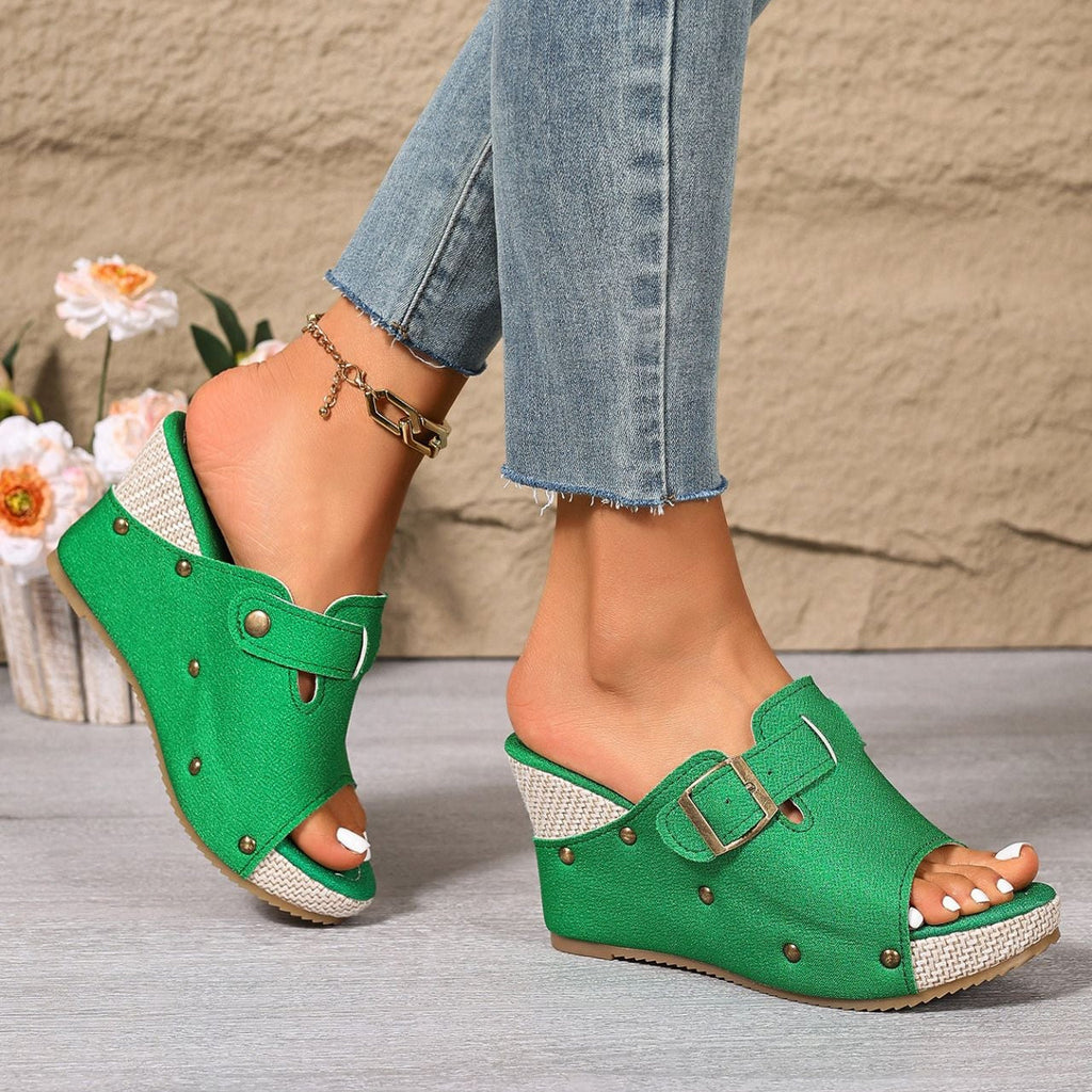 Sandales compensées à plateforme Fiorelle pour femmes avec bride auto-agrippante et rivets – Claquettes épaisses à clous avec bride réglable (US 4–10,5)