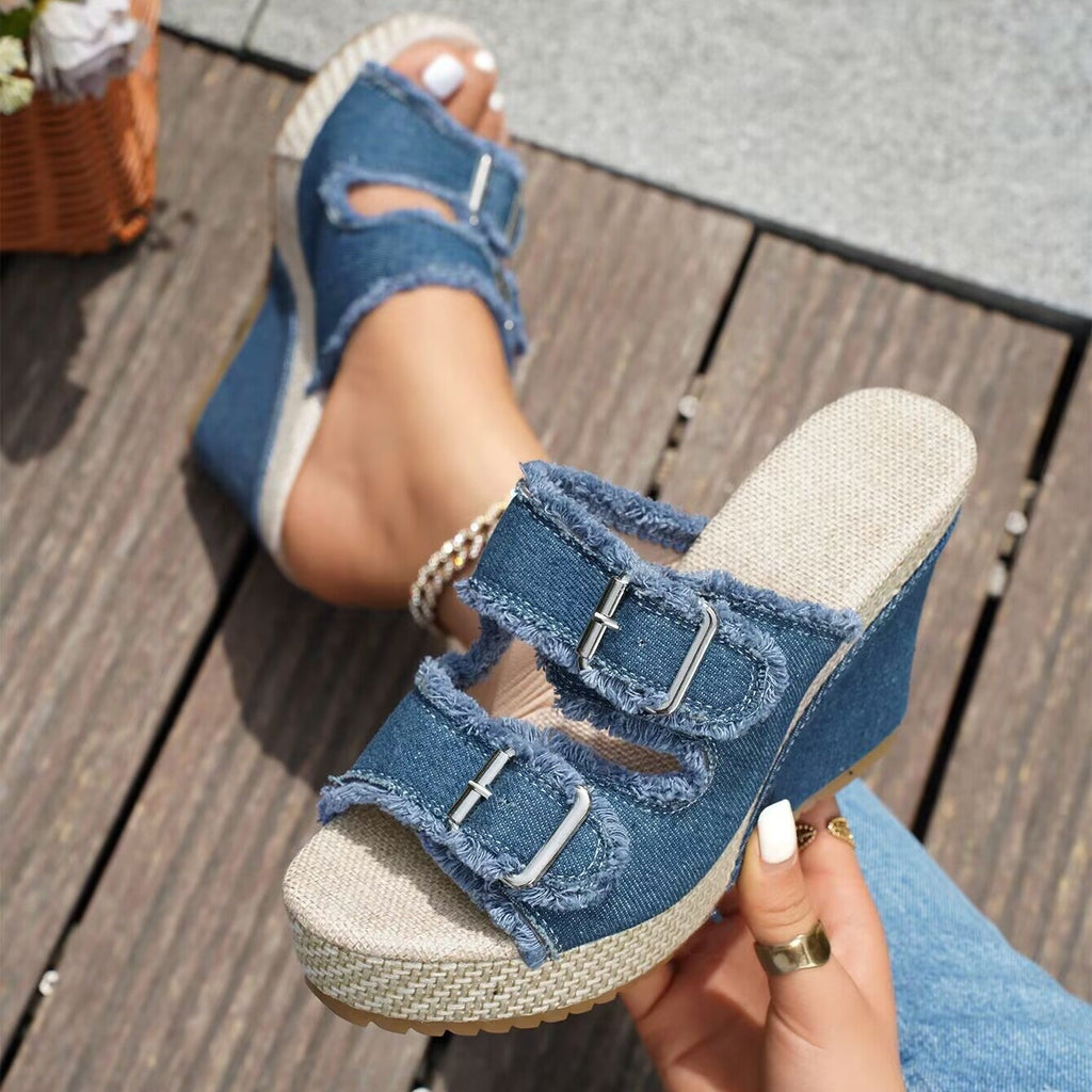 Fiorelle Damen Denira Denim Peep-Toe Keilsandaletten – Schicke Sommersandalen mit Schnallenriemen und Plateau (US 5–10,5)