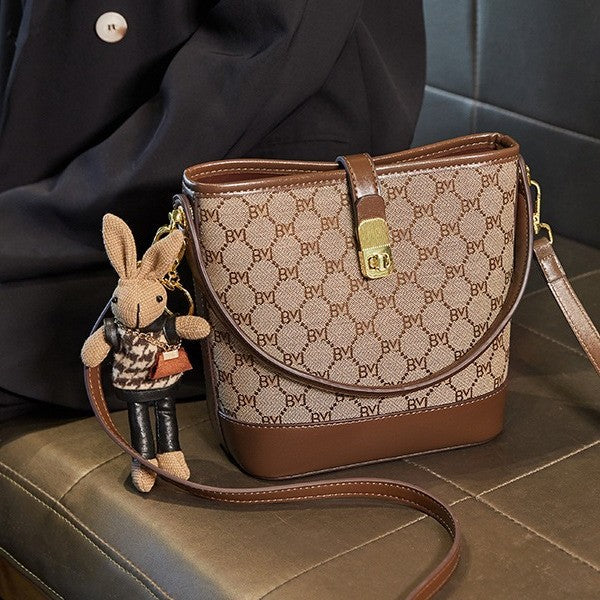 Sac seau pour femme Rabbit Muse de Fiorelle - Motif Heritage et cuir travaillé, modèle convertible avec charme signature et capacité optimisée
