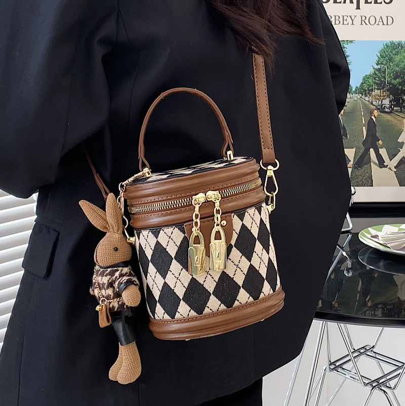 Sac seau Fiorelle pour femme, modèle artisanal matelassé en bandoulière avec charme lapin vintage