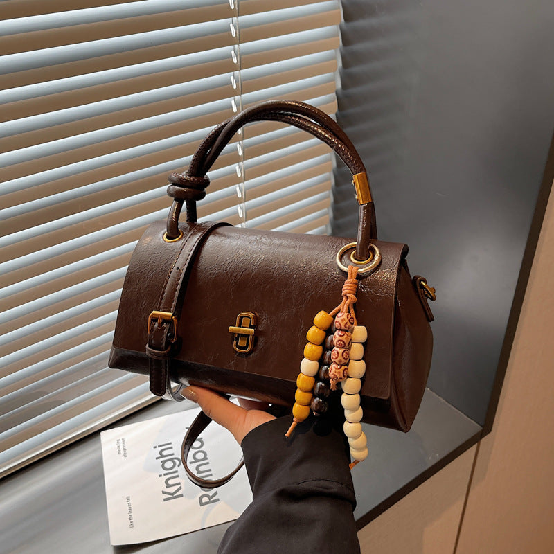 Fiorelle Damen Lumière Mini-Überschlagtasche – Glänzendes, gewachstes PU-Leder, Schulter- und Umhängetasche mit metallischer Verschlusskette