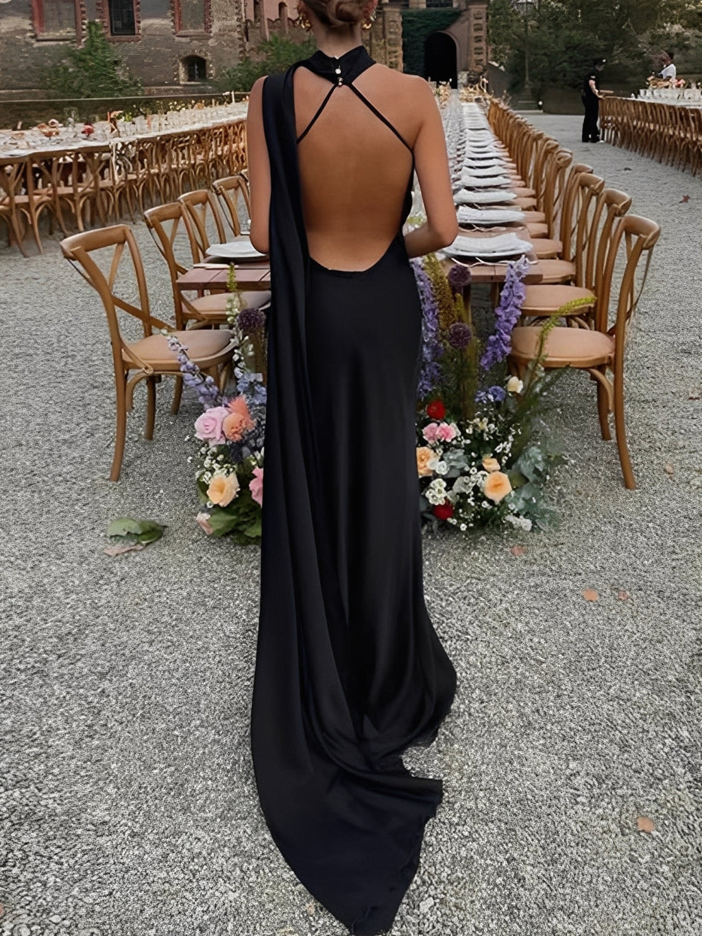 Maxikleid aus Satin mit Neckholder-Ausschnitt, seitlichem Cape und offenem Rücken – Serena