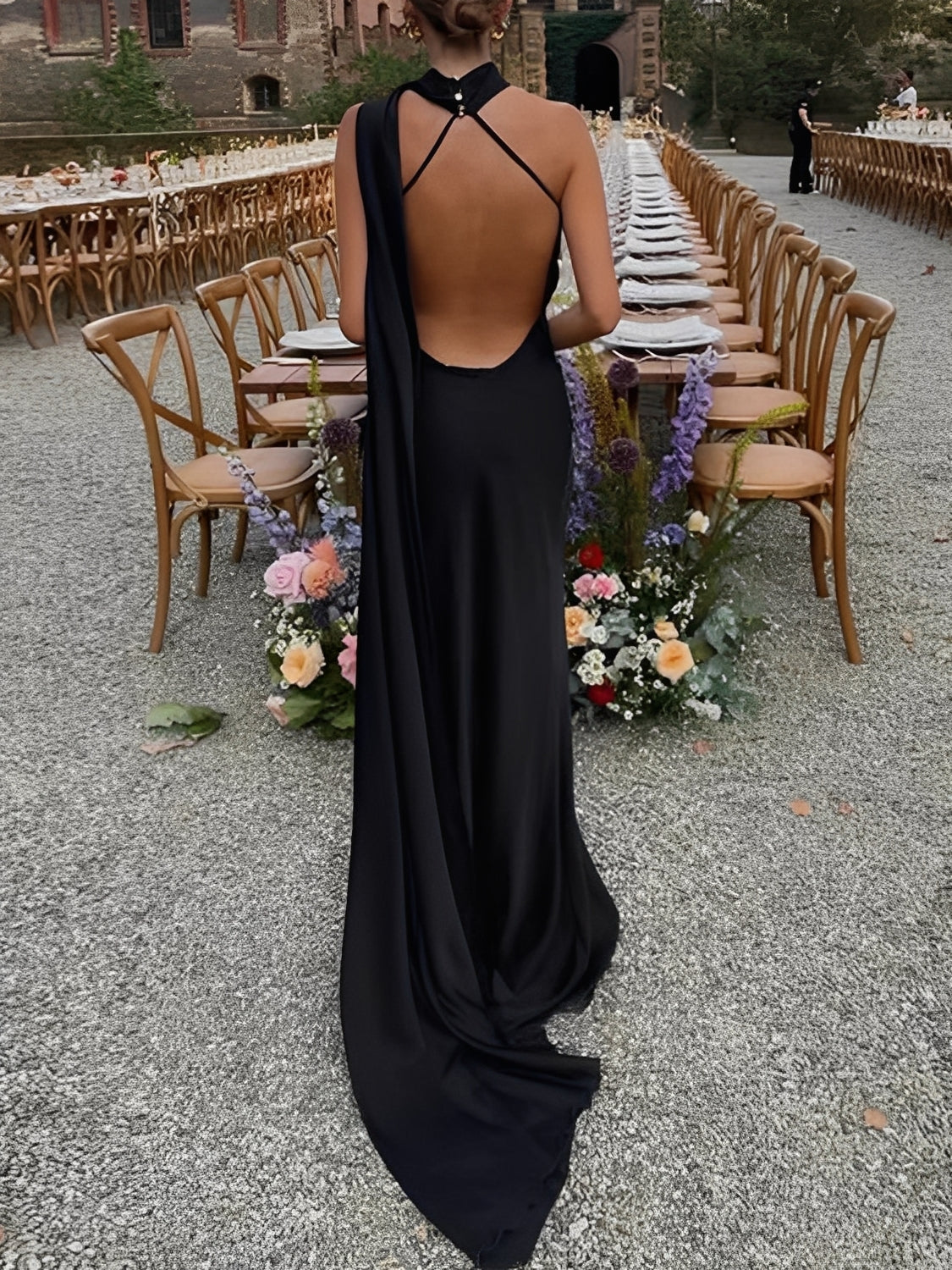 Maxikleid aus Satin mit Neckholder-Ausschnitt, seitlichem Cape und offenem Rücken – Serena